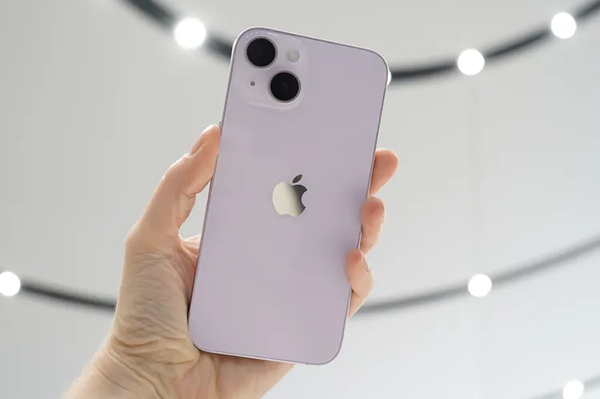 Với điều kiện ánh sáng phòng, bạn có thể dễ dàng nhận ra iPhone màu tím bản thường là một màu tím pha hồng cực kỳ nịnh mắt